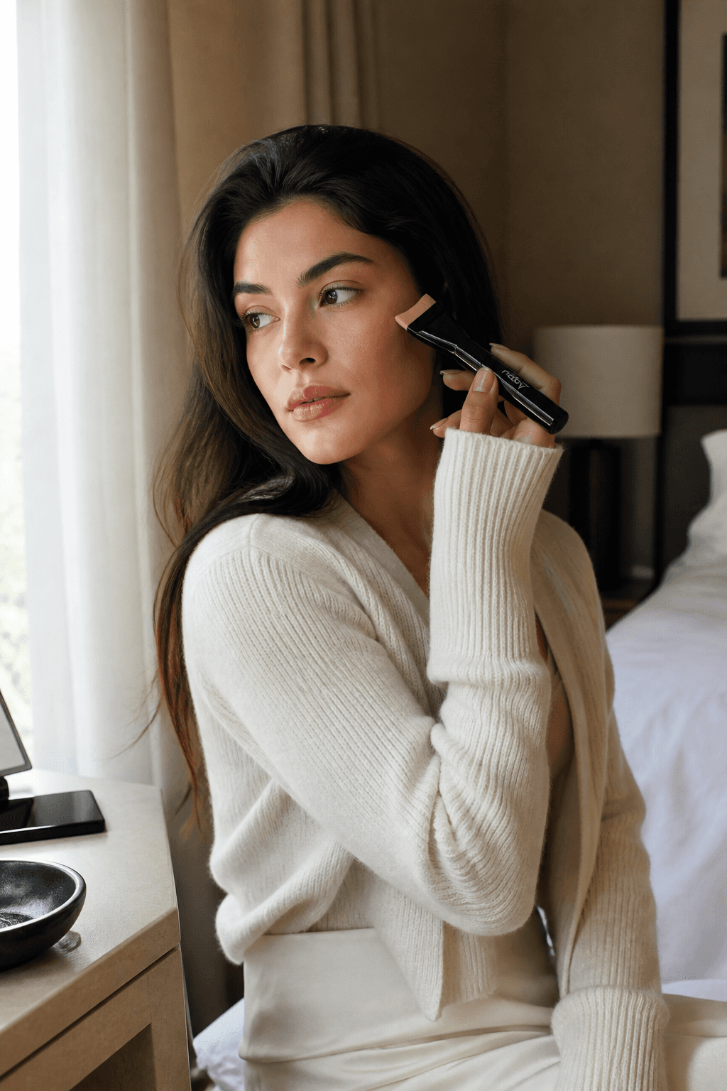 Mujer en su rutina de belleza con la brocha NABY